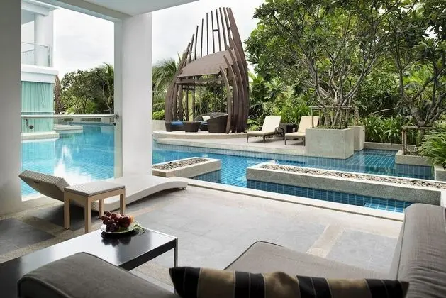 2 Bedrooms Corner Suite Pool Access with Bathtub