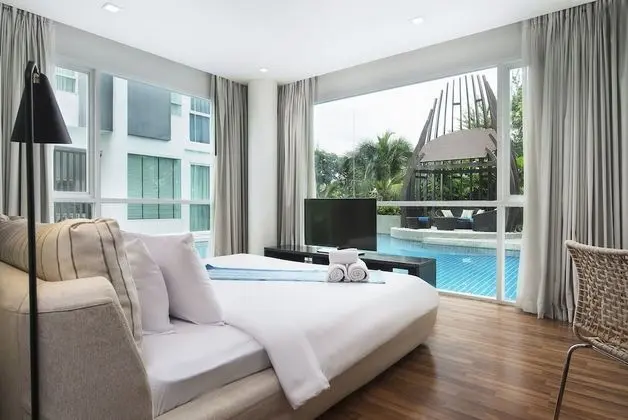 2 Bedrooms Corner Suite Pool Access with Bathtub