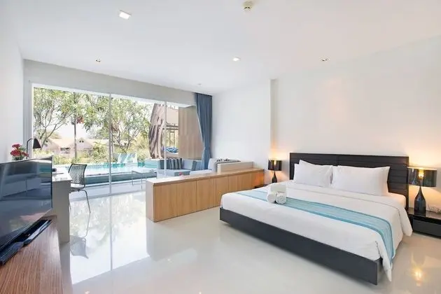 Deluxe Pool Access with Bathtub
