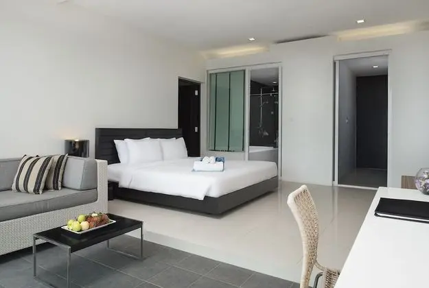 Deluxe Pool Access with Bathtub