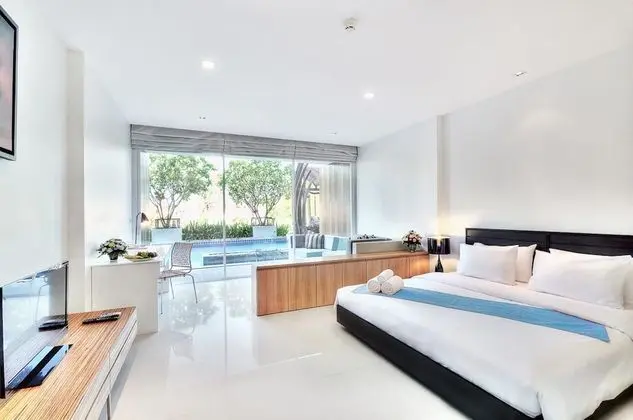 Deluxe Pool Access with Bathtub