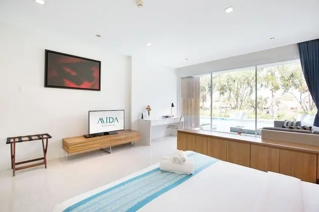 Deluxe Pool Access with Bathtub