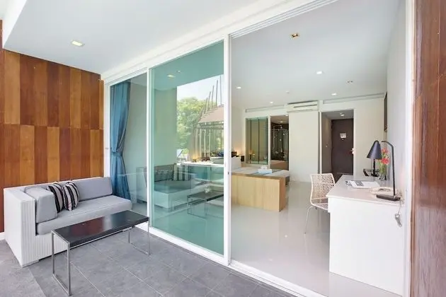 Deluxe Pool Access with Bathtub