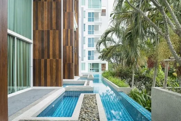 Duplex Pool Access with Bathtub