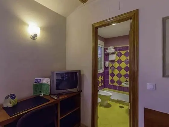 Büyük Yataklı Tek Kişilik Oda