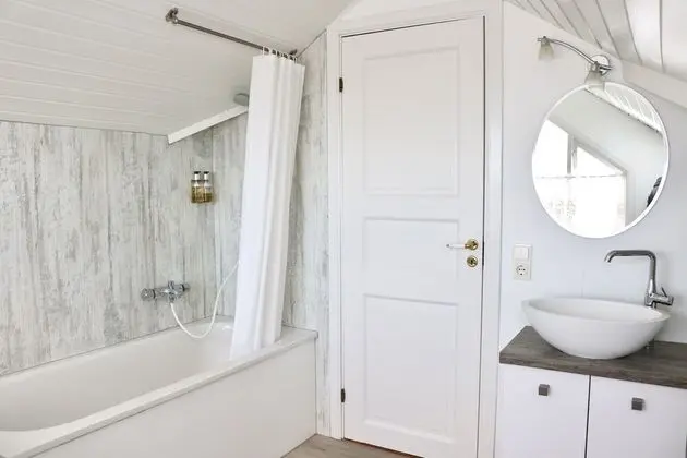Tek Büyük veya İki Ayrı Yataklı Oda, Ortak Banyo (Ömmuhús)