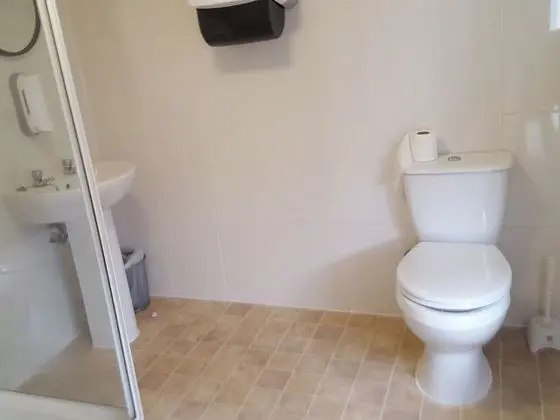 İki Ayrı Yataklı Oda, Ortak Banyo