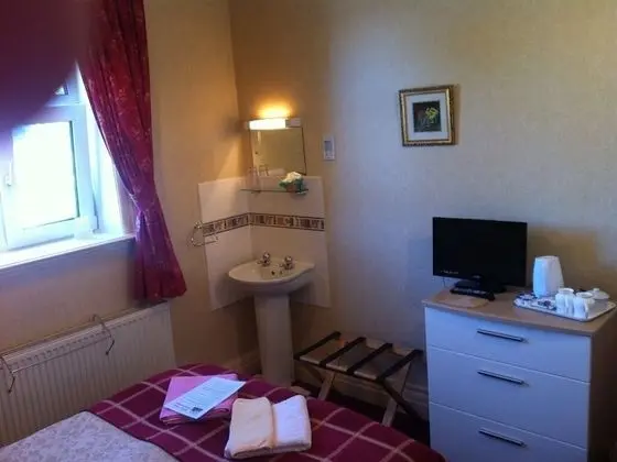 Tek Büyük Yataklı Oda, Ortak Banyo ( 1st Floor)