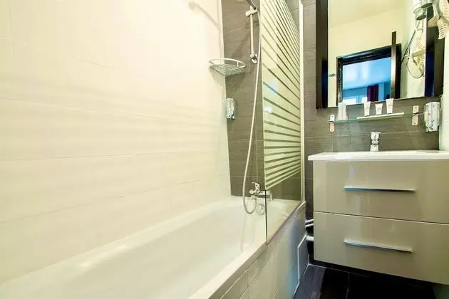 Büyük Yataklı Tek Kişilik Oda