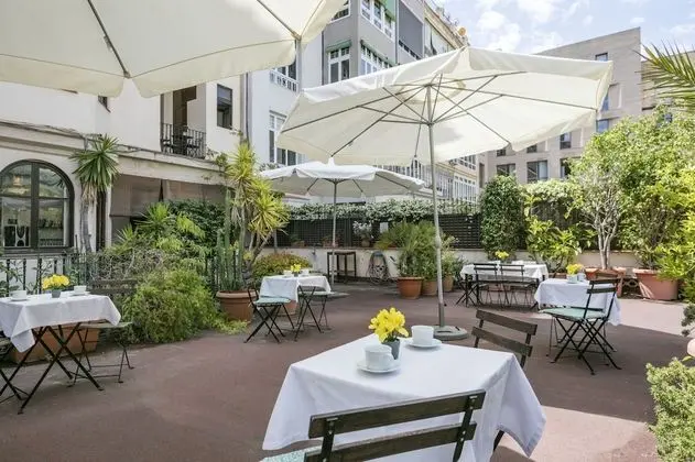 Superior Tek Büyük Yataklı Oda (Patio View)
