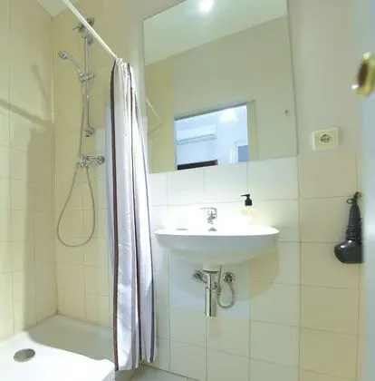 Üç Kişilik Oda, Balkon (Exterior Bathroom)