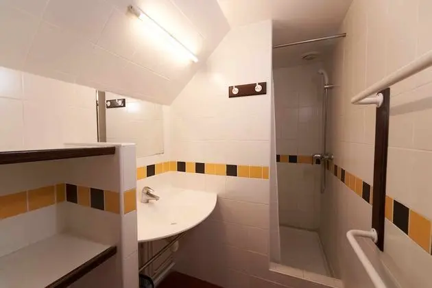 Ortak Ranzalı Oda, Sadece erkekler için (1bed in 10people dormitory, shared WC)