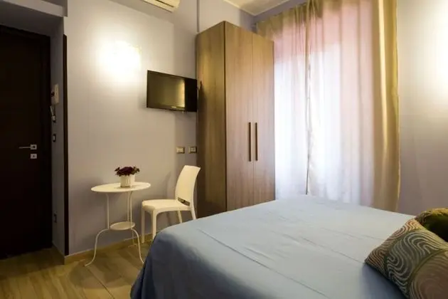 Üç Kişilik Oda, Sigara İçilmez