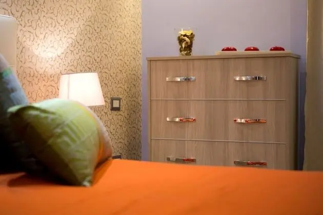 Üç Kişilik Oda, Sigara İçilmez