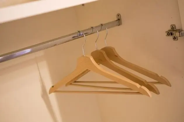 Üç Kişilik Oda, Sigara İçilmez