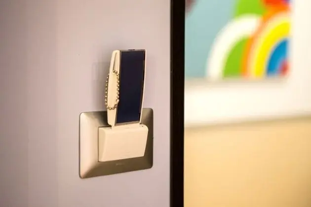 Üç Kişilik Oda, Sigara İçilmez