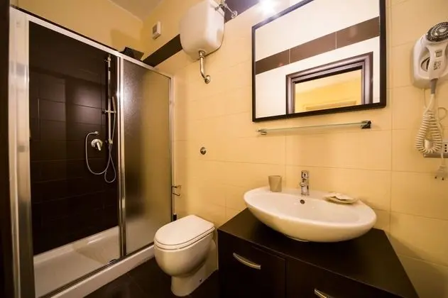 Üç Kişilik Oda, Sigara İçilmez