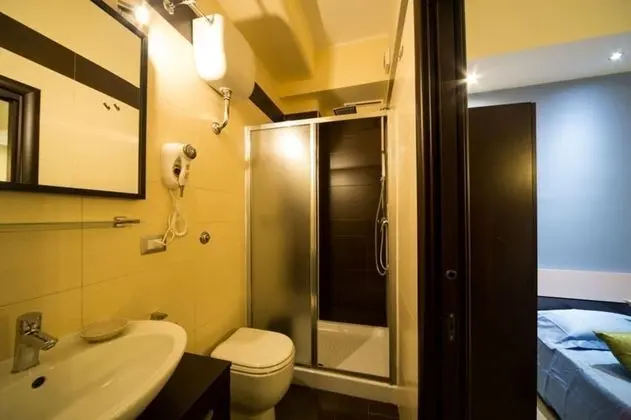 Üç Kişilik Oda, Sigara İçilmez