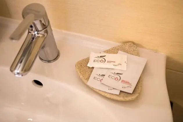 Üç Kişilik Oda, Sigara İçilmez