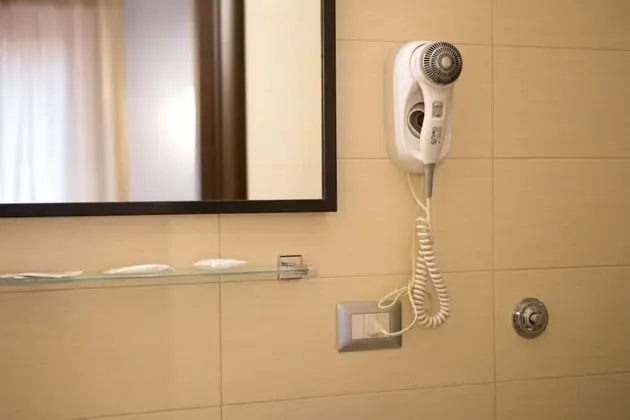 Üç Kişilik Oda, Sigara İçilmez