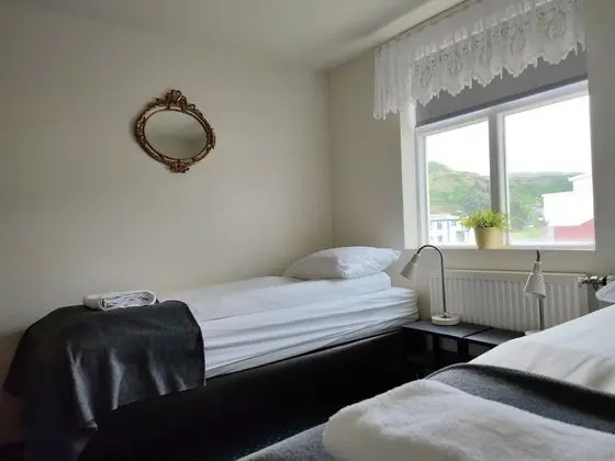 İki Ayrı Yataklı Oda, Ortak Banyo