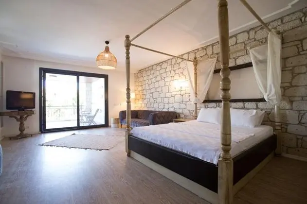 Luxury Suite, Havuz Manzaralı, Şömineli ve Balkonlu