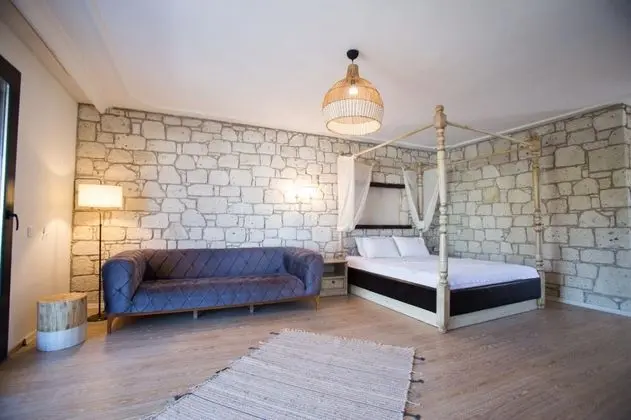 Luxury Suite, Havuz Manzaralı, Şömineli ve Balkonlu