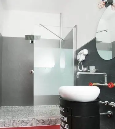 Dört Kişilik Oda, Özel Banyo (Industrial )