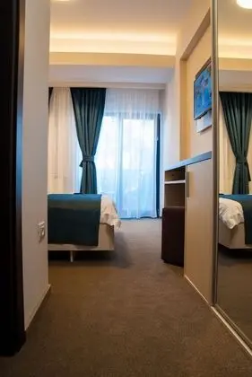 Tek Büyük Yataklı Oda, Balkon, Kısmi Deniz Manzaralı