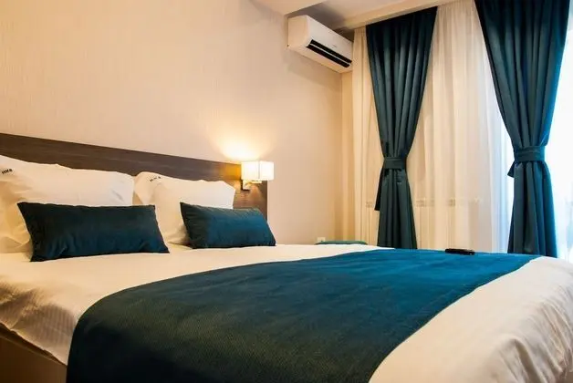 Tek Büyük Yataklı Oda, Balkon, Kısmi Deniz Manzaralı