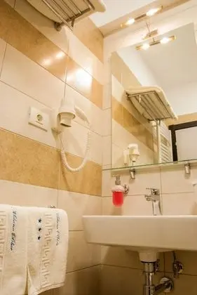 Tek Büyük Yataklı Oda, Balkon, Kısmi Deniz Manzaralı