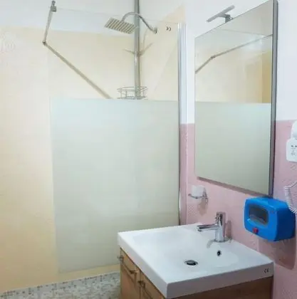 Ortak Ranzalı Oda, Ortak Banyo (6 beds only men)