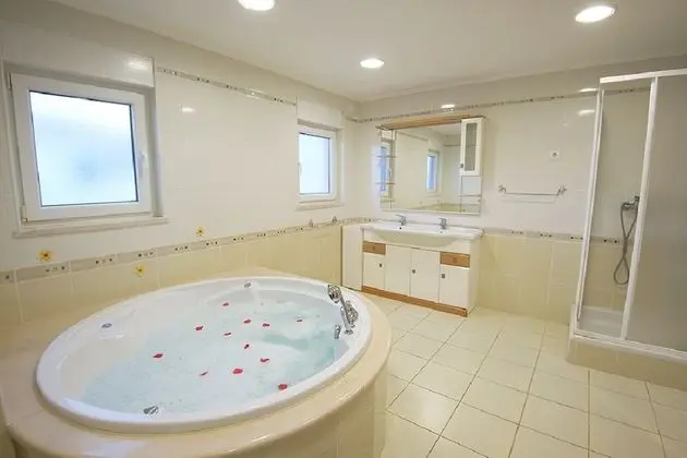 Süit, Sıcak Su Küveti