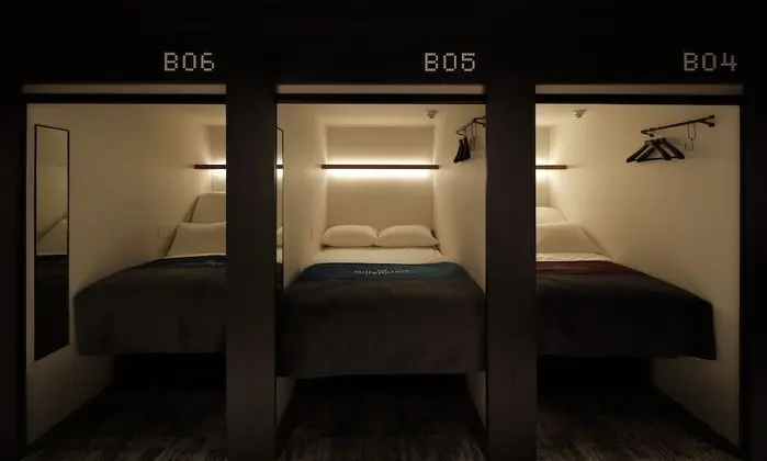 Kulübe, Sadece kadınlar için (Neighboring Smart Pods, for Two)