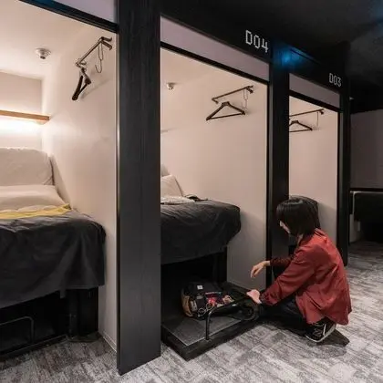Kulübe, Sadece kadınlar için (Neighboring Smart Pods, for Two)