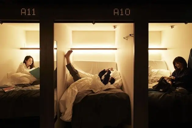 Kulübe, Sadece kadınlar için (Neighboring Smart Pods, for Two)