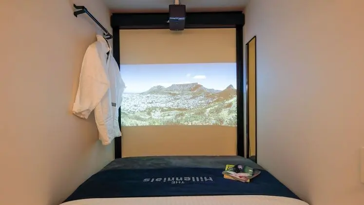 Kulübe, Sadece kadınlar için (Neighboring Smart Pods, for Two)
