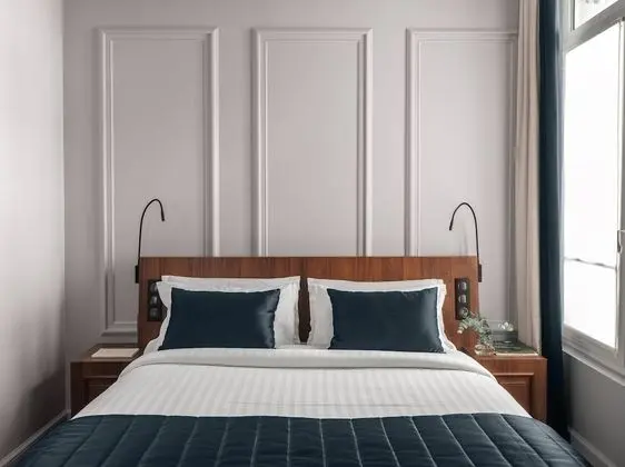 Alcove Room with One Queen Bed