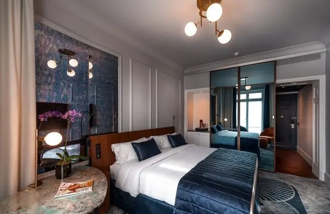 Alcove Room with One Queen Bed