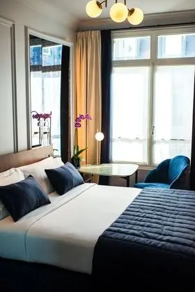 Alcove Room with One Queen Bed
