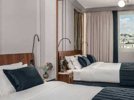 Alcove Room with One Queen Bed