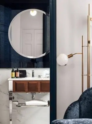 Alcove Room with One Queen Bed