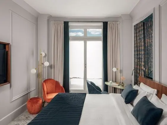 Signature Balcony Room with One Queen Bed