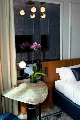 Signature Room with One Queen Bed