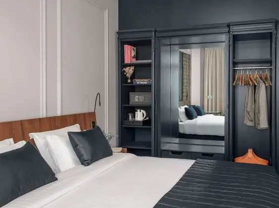 Signature Room with One Queen Bed
