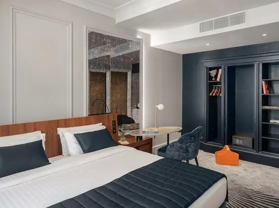 Signature Room with One Queen Bed