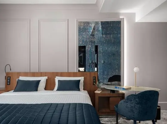 Signature Room with One Queen Bed