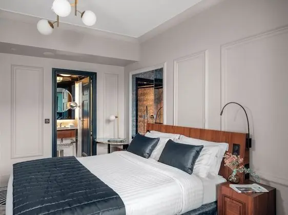 Signature Room with One Queen Bed