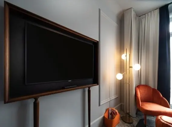 Signature Room with One Queen Bed