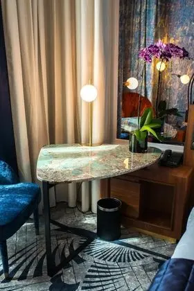 Signature Room with One Queen Bed
